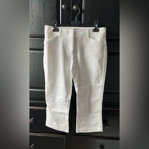 Dalia Collection Modern fit white capri pants size 6